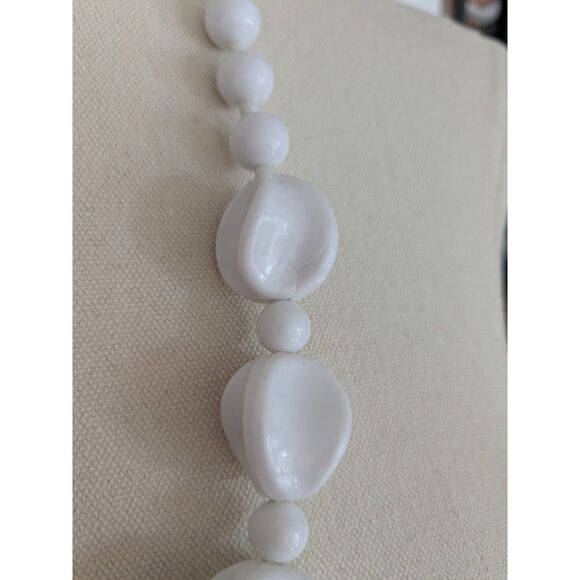 Vintage Chunky White Milk Bead Necklace - Picture 2 of 5